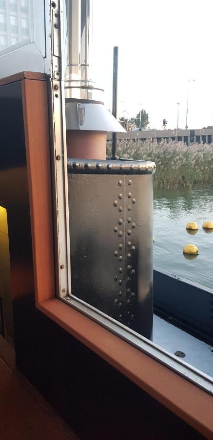 Bed and Breakfast Wheelhouse Euphrate Houseboat Diemerbrug Exterior foto