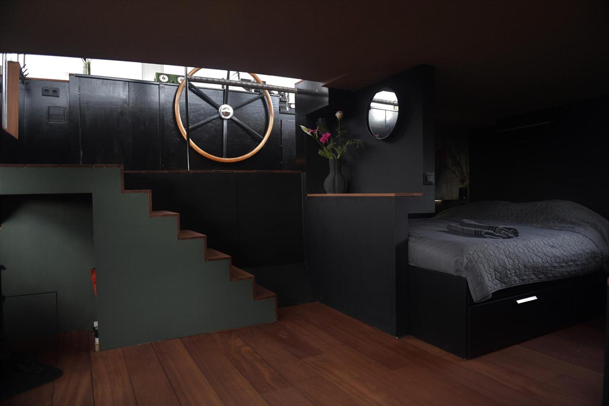 Bed and Breakfast Wheelhouse Euphrate Houseboat Diemerbrug Exterior foto